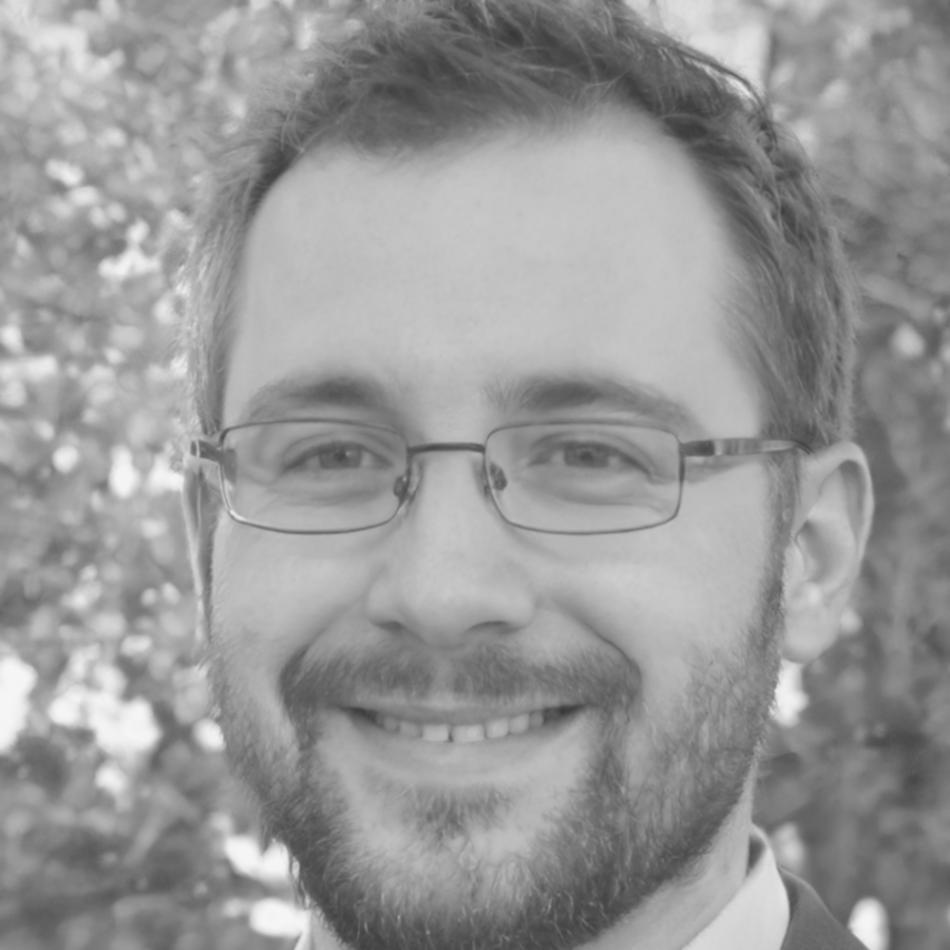 Expert en gestion budgétaire expliquant les méthodes d'allocation